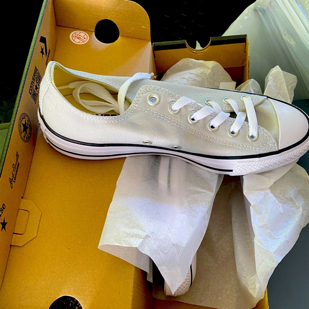 BNWT low top converse size 9 women’s sand color